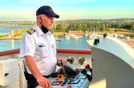 Verrückt nach Meer – Die "Grand Lady" läuft in Göteborg in Schweden ein. Auf der Brücke: Kapitän Morten Hansen. Weiteres Bildmaterial finden Sie unter www.br-foto.de.