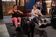 Call Me Kat – Randi (Kyla Pratt, l.); Kat (Mayim Bialik, r.)