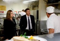 Bones - Die Knochenjägerin – Nach dem Mord an dem Restaurantkritiker Chili befragen Brennan (Emily Deschanel) und Booth (David Boreanaz, M.) auch den Koch ihres Lieblingsdiners, Frankie Cooper (Mike Starr), der von dem Opfer eine schlechte Kritik bekommen hatte.