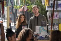L.A.'s Finest – Nancy McKenna (Jessica Alba, hinter)