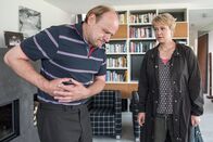 Der Bergdoktor – Wolfgang Fuchs (Oliver Stokowski) wartet auf eine Spender-Niere, die aber ebenso dringend die schwerkranke Tochter von Katja Grainer (Floriane Daniel) bräuchte.