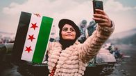 Tatort Syrien – Aus eigener Kraft haben die Syrerinnen und Syrer das Assad-Regime Anfang Dezember 2024 abgeschüttelt. Die Menschen können ihr Glück kaum fassen. Mehr als ein halbes Jahrhundert Diktatur liegen hinter ihnen.