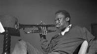It Must Schwing! Die Blue Note-Story – Miles Davis. Blue Note Records entdeckte und produzierte eine beeindruckende Liga von Weltstars der Jazz-Musik. Darunter auch den Künstler Miles Davis.