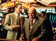 Casino – ARD CASINO (casino), USA 1995, Regie Martin Scorsese Uhr im Ersten. Sam "Ace" Rothstein (Robert De Niro, li.) führt zusammen mit seinem Gehilfen Billy Sherbert (Don Rickles) ein großes Casino in Las Vegas.