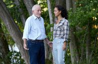 Sturm der Liebe – Alfons (Sepp Schauer, l.) wirkt auf Vanessa (Jeannine Gaspár, r.) ein, sich ihren Gefühlen zu stellen.