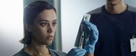 Tell Me How I Die – Krankenschwester Rivera (Mishel Prada) verabreicht den Studenten das zu testende Medikament.