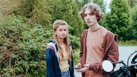Die Bergretter – Jonas (Julius Gause) ist schockiert, als Isa (Renée Gerschke) ihm von ihren Beobachtungen berichtet.
