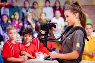 1, 2 oder 3 – Kamerakind Valentina unterstützt das Aufnahmeteam im Studio.