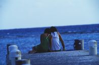 Haven – Kann die Liebe zwischen Shy (Orlando Bloom, r.) und Andrea (Zoe Saldana, l.) Bestand haben, wenn aus dem Paradies die Hölle wird?; Kann die Liebe zwischen Shy (Orlando Bloom, r.) und Andrea (Zoe Saldana, l.) Bestand haben, wenn aus dem Paradies die Hölle wird?