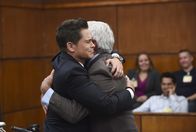 The Grinder - immer im Recht – (v.li.) Rob Lowe (Dean Sanderson jr.), William Devane (Dean Sanderson sr.).