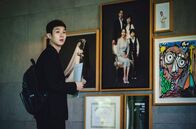 Parasite – Geheimnisvoll: Der reiche Geschäftsmann Herr Park (Lee Sun.kyun) und seine Frau Yeon Kyo (Cho Yeo-jeong) wissen nicht alles über ihre neuen Dienstboten.; Ki Woo (Choi Woo-shik) und seine Schwester Ki Jung (Park So-dam) müssen sich sogar das W-LAN schnorren.; Ki Woo (Choi Woo-shik) ergattert einen Job als Nachhilfelehrer bei der wohlhabenden Familie Park.