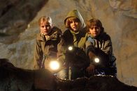 Der Bergdoktor – Andrea Prechtl (Laura Tonke, mi.) sucht nach ihrer Schwester, die aus dem dunklen Seitenarm einer Höhle nicht wiederkommt.