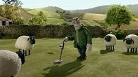 Shaun das Schaf – Mit einem seltsamen Gerät geht der Farmer die Wiese ab. Was macht er wohl?