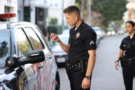 The Rookie – Ein Graffiti auf dem Streifenwagen weckt böse Erinnerungen. Der berüchtigte Sprayer "3 Eyez", der Bradford (Eric Winter) zu seiner Zeit als Anfänger durchs Netz ging, ist wieder in der Stadt. Nun wollen Bradford und Chen (Melissa O'Neil) ihm das Handwerk legen.