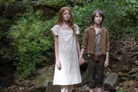 Outsiders – L-R: Kendall Yeaman als Phelia Farrell, Aidan Fiske als Elon Farrell