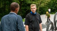 Watzmann ermittelt – Jerry Paulsen (Peter Marton, l.) stellt Franz Grünberger (Johannes Berzel, r.) im Bikepark zur Rede. Franz streitet die Vorwürfe ab (mit Komparsen, h.).