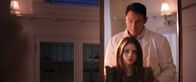 Look Away – Dan (Jason Isaacs, o.); Maria (India Eisley, u.)