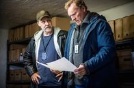 Kommissar Wisting – Hammer (Mads Ousdal, li.) und Wisting (Sven Nordin, re.) vermuten Hinweise auf den phantomhaften Komplizen im Gefängnisarchiv.
