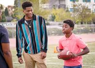 All American – (v.li.) Da'Vinchi (Darnell Hayes), Jalyn Hall (Dillon James). Foto: ORF/PRO7/Warner/The CW/Kevin Estrada. Veröffentlichung honorarfrei nur für redaktionelle Berichterstattung in Sendungszusammenhang und mit Copyrightangabe. Kontakt: foto@orf.at