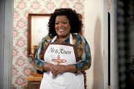 Community – NELLA FOTO: YVETTE NICOLE BROWN (SHIRLEY).