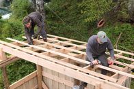 Fernab des Gesetzes – Matt Carlson und Sam Carlson bauen einen Schuppen für einen Generator. (National Geographic für Disney/Gil Cano)