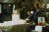 Final Destination – Erst spät kommt Alex (Devon Sawa, l.) dem mysteriösen Todesfällen in seiner Umgebung auf die Spur.