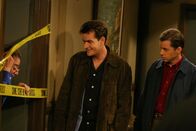 Two and a Half Men – Haben keine Ahnung was mit Stan (Richard Lewis, l.) los ist: Charlie (Charlie Sheen, M.) und Alan (Jon Cryer, r.) ...