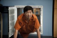 Community – Chang (Ken Jeong) träumt von einem Job und einer Wohnung, da er mittlerweile in den Lüftungsschächten haust ...