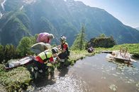 Im Einsatz – Rettungssanitäter Benjamin Hirschier (r.) und der Notarzt bereiten ein verletztes Kind auf den Transport ins Spital vor.