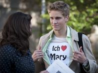 Schloss Einstein – Phillip (Jacob Gunkel, re.) setzt alles auf eine Karte und offenbart seine großen Gefühle für Mary. (Sophie Imelmann, li.)