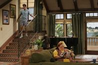 Two and a Half Men – Berta (Conchata Ferrell, r.) hat es auf Alans Zimmer abgesehen und erhofft sich, dass Charlie (Charlie Sheen, l.) sie als Haushälterin mit Wohnung in guter Lage und Meerblick bei sich aufnimmt ...