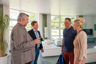 Die Rosenheim-Cops – Stadler (Dieter Fischer, l.) und Bach (Patrick Kalupa, 2.v.l.) verdächtigen Dr. Bernd Hauck (Thomas Dehler, 2.v.r.), da er von der Affäre seiner Frau Christine (Ursula Gottwald, r.) wusste und zudem wegen seines Alibis gelogen hat.