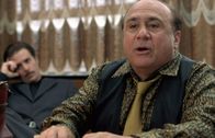 Heist - Der letzte Coup – Hehler Bergmann (Danny DeVito) nutzt die Gelegenheit, die Geldschulden, die er noch bei Moore hat, zu reduzieren.
