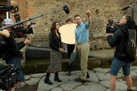 Pompeji mit Tom Hiddleston – Moderator sowie ausführender Produzent Tom Hiddleston vor dem Haus von Julia Felix – Ein Blick hinter die Kulissen von „Pompeii: Out of Time“ mit Tom Hiddleston. (National Geographic/Paolo Verzone)
