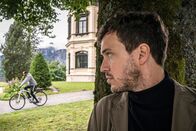 Watzmann ermittelt – Harry Benthaak (Tobias van Dieken, r.) beschattet Jerry Paulsen (Peter Marton, l.)