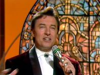 Die größten Weihnachts-Kulthits – Aus den SWR-Archiven zusammengestellt. Karel Gott singt "Es ist ein Ros netsprungen".
