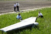 Mayday - Alarm im Cockpit – Deepak Joshi (Richard Young, vorne l.) und Jim Ritter (Noah Davis, vorne r.) untersuchen das Höhenleitwerk des Continental Express Pendler Jets, welches ca. 6000 Meter entfernt von der Absturzstelle des Continental Express Embraer Flugs 2574 aufgefunden wurde ...