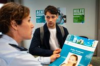SOKO Stuttgart – Wo ist Julia? Konstantin Alt (Doga Gürer) macht sich große Sorgen und möchte seine Freundin als vermisst melden. Streifenpolizistin Sibylle Beyer (Bärbel Stolz) nimmt sich seiner an, leider erwarten den Studenten jedoch schlechte Nachrichten.