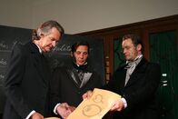 Charles Darwin – Von links: Bischof Wilberforce (Jozsef Strausz) streitet mit Darwins Freunden Hooker (Henning Westermann) und Huxley (Bernd Muggenthaler).