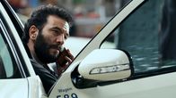 Liberame - Nach dem Sturm – Ismail Sabia (Mohamed Achour) hat die Segler angezeigt. Doch die Ermittlungen werfen auch in seiner Familie Fragen auf.