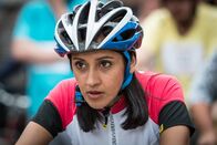 Inspector Barnaby – Dr. Kam Karimore (Manjinder Virk) will ihren neuen Kollegen zeigen wie sportlich sie ist. Die erste Gelegenheit ist das Radrennen von Midsomer.