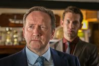 Inspector Barnaby – Inspector Barnaby (Neil Dudgeon) und Jamie Winter (Nick Hendrix) recherchieren im Dorfpub. Immer eine reichlich sprudelnde Informationsquelle.