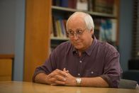 Community – Auch Pierce (Chevy Chase) glaubt Chang, dass er an Gedächnisverlust leidet ...