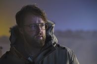 Scorpion – Muss dem Team erneut aus der Patsche helfen, als sie in eine russische Militärbasis eindringen müssen: Mark (Joshua Leonard) ...
