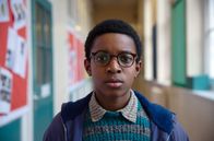 Small Axe – Kingsley (Kenyah Sandy) versteht nicht, warum er von der Schule verwiesen wird.