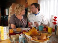 Mord mit Aussicht – Dietmar Schäffer (Bjarne Mädel, rechts) und Heike Schäffer (Petra Kleinert, links) sind im Wohnmobil nach Holland gefahren und erleben dort trotz strömenden Regens ihre zweiten Flitterwochen.