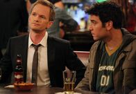 How I Met Your Mother – Während des Hochzeitswochenendes werden die Freunde nostalgisch und lassen die letzten sechs Monate Revue passieren: Ted (Josh Radnor, r.) und Barney (Neil Patrick Harris, l.) ...