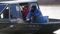 Alaska - Eisige Tradition – Louise Moses hilft ihren Kindern, ihre Fischnetze einzuholen. (National Geographic für Disney)