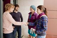Danni Lowinski – Während Kurt versucht, seinem neuen Freund Tom zu helfen, machen sich Danni (Annette Frier, 2.v.r.) und Stefanie (Emma Grimm, r.) auf zu Lilys Pflegefamilie Marion (Isabell Brenner, l.) und Uwe Gruber (Michael Behrendt, 2.v.l.), mit fatalen Folgen.