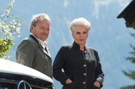 Der Bergdoktor – Das Trachtenunternehmen von Johanna Wiesgott (Maresa Hörbinger, r.) floriert auch dank der langjährigen Unterstützung ihres Assistenten Karl Riedel (Wolfram Berger, l.).